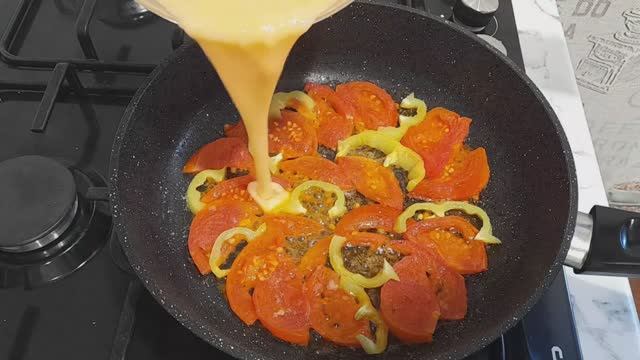 Как приготовить вкуснейшую яичницу с помидорами и болгарским перцем за 5 минут. Быстро и вкусно