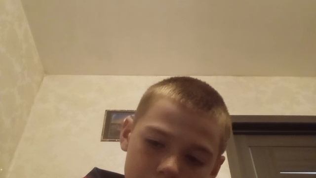нашёл коробку всяких безделушек