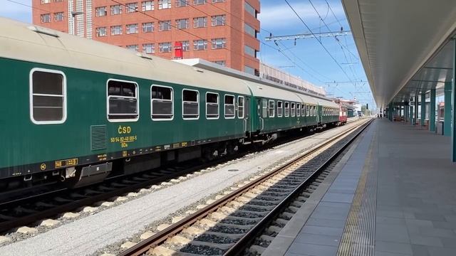Электровозы Шкода 151 014-8 / 350 002-2 отправляются со специальным поездом из Пардубице
