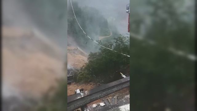 В Китае в провинции Гуйчжоу обрушился мост.