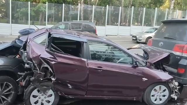 ‼️Каршеринг влетел в припаркованные автомобили на Зеленоградской улице‼️