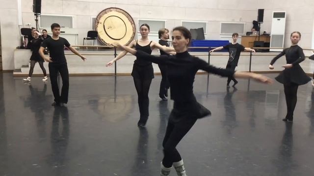ВРАЩЕНИЯ НА СЕРЕДИНЕ ЗАЛА