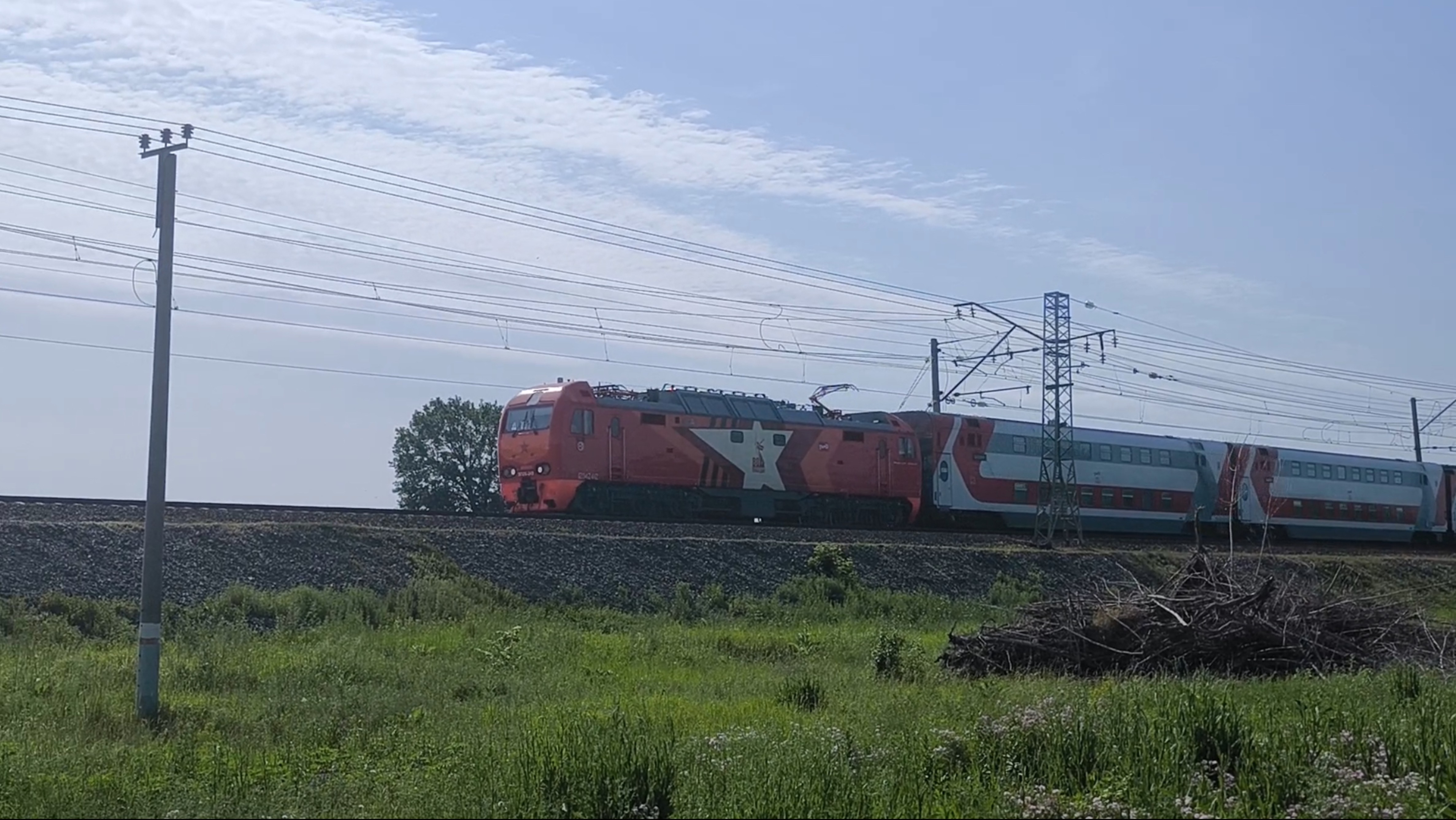 Электровоз ЭП2К - 249 «80 лет Победы» с пассажирским поездом N032У с сообщением Москва - Орск