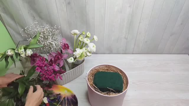 Мастер-класс МК -  композиция из живых цветов в шляпной коробке.