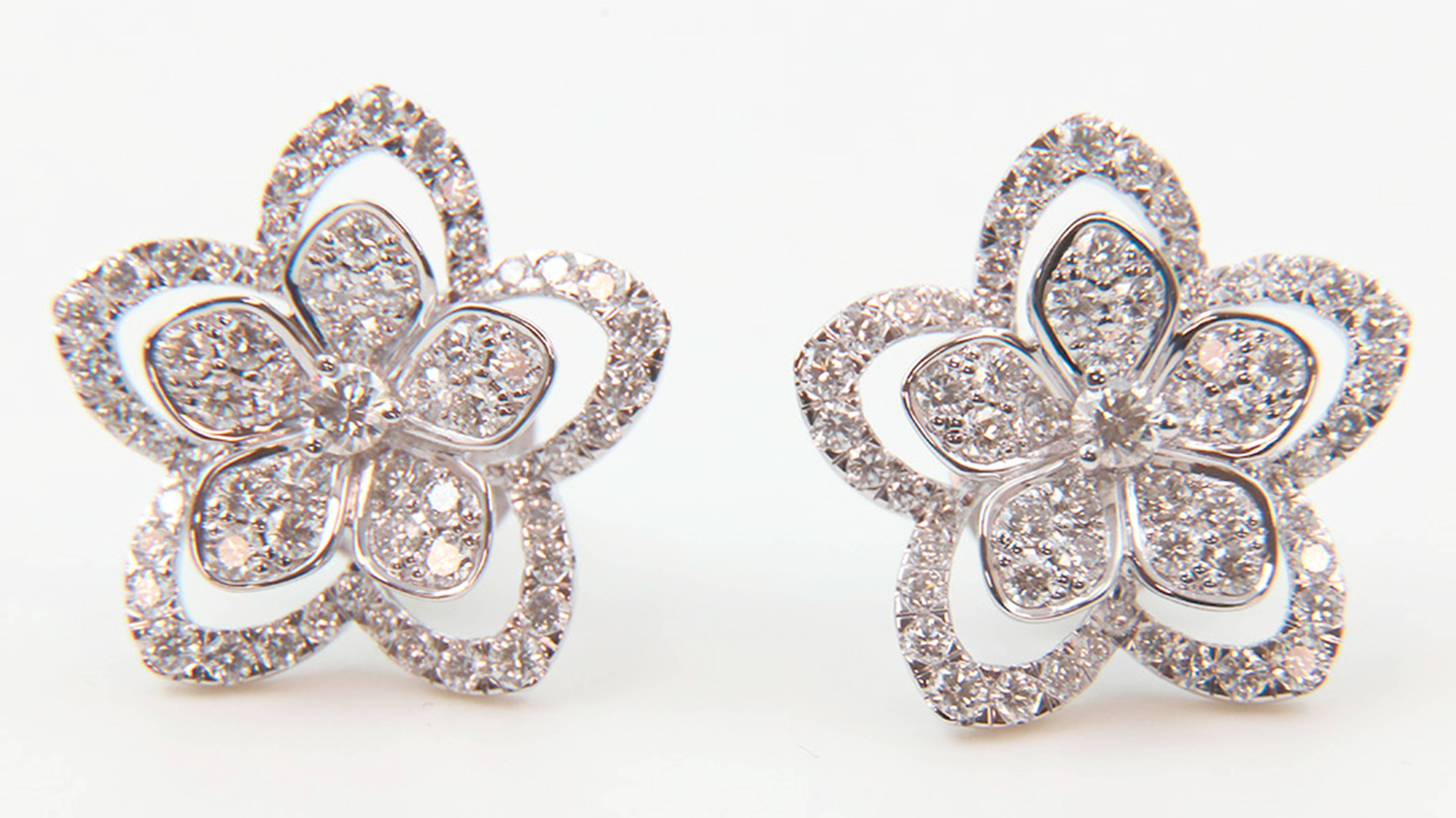 Серьги Graff Wild Flower Large Diamond Stud Earrings RGE1719