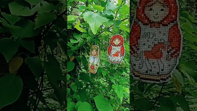 Две вышитые матрёшки в летнем лесу.mp4