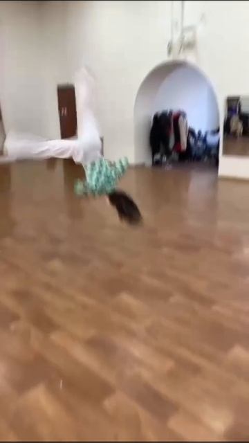учимся делать переворот для танцев.mp4