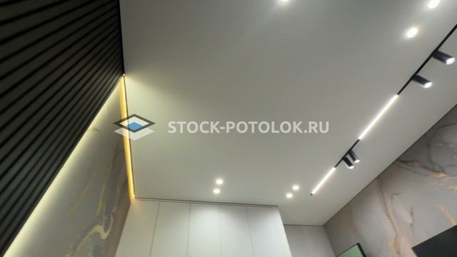 тканьевый потолок в спальне. Встраеваемые треки. СТОК-ПОТОЛОК.