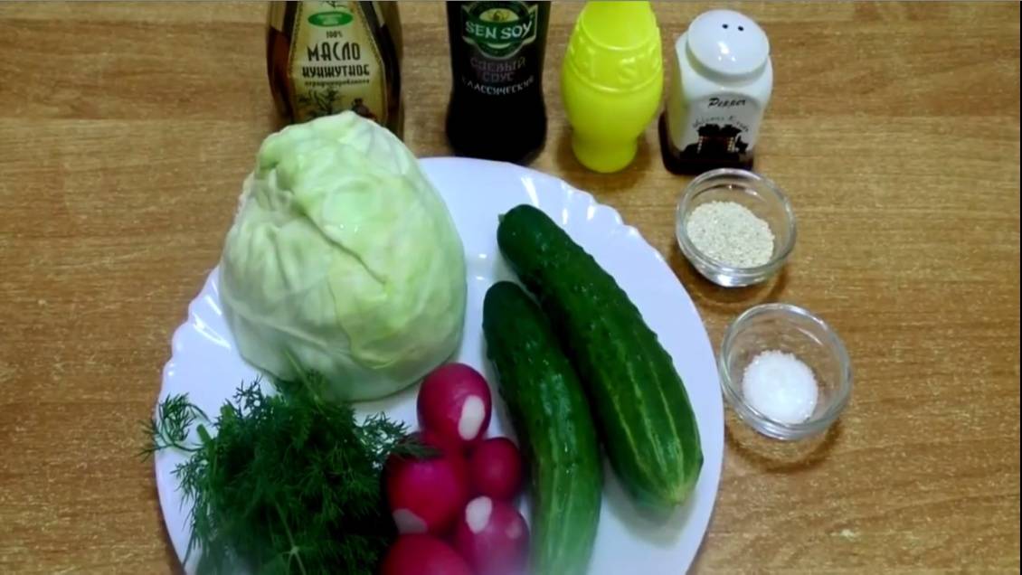 Очень вкусный салат из молодой капусты с огурцом. Простой рецепт витаминного летнего салата.