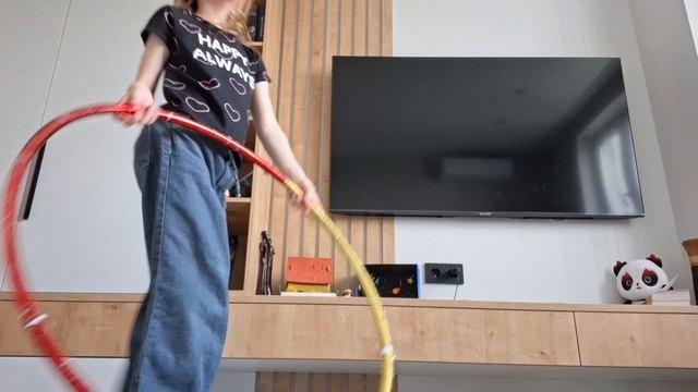зажигательный танец с обручем