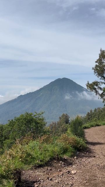 Подъем на гору Иджен (Ijen), вид на гряду