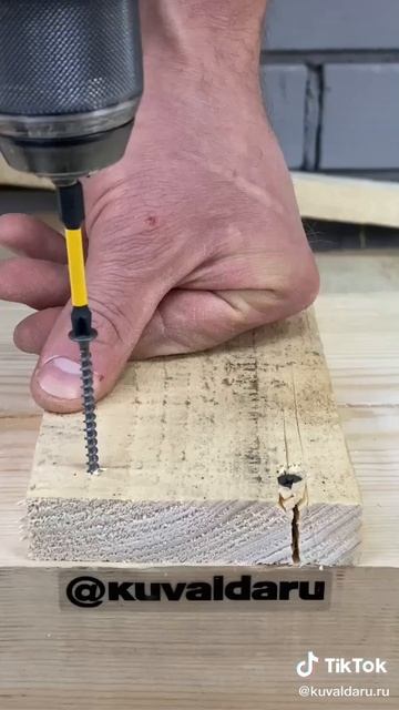 Как закрутить саморез в край доски