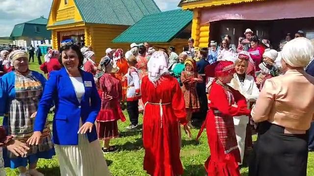 Күчмә утырыш. Ак калфак.