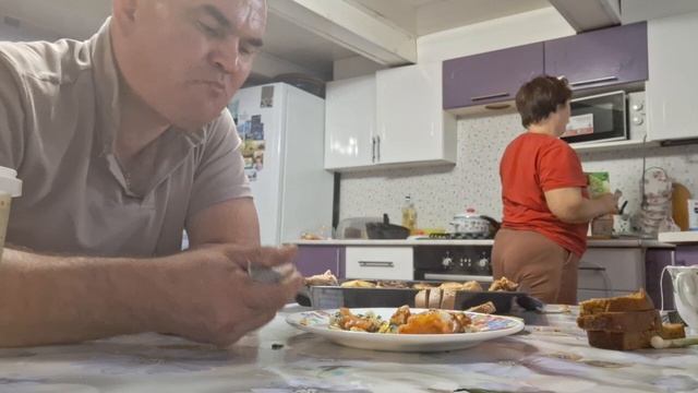 МУКБАНГ С СЕСТРОЙ/КАРТОШКА С КУРИНЫМИ КРЫЛЫШКАМИ И ГОЛЯШКАМИ/ЯИШНИЦА С ПОМИДОРАМИ