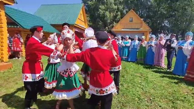Күчмә утырыш. Ак калфак.