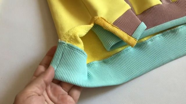 Костюм в стиле colorblock.