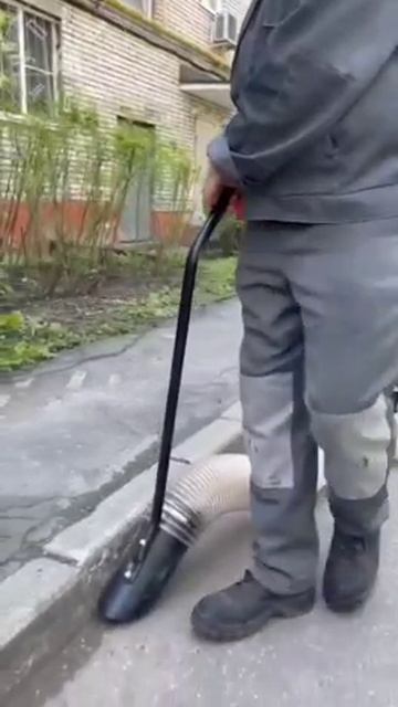 Коммунальщики в Лобне начали убирать дворы с помощью ручных пылесосов