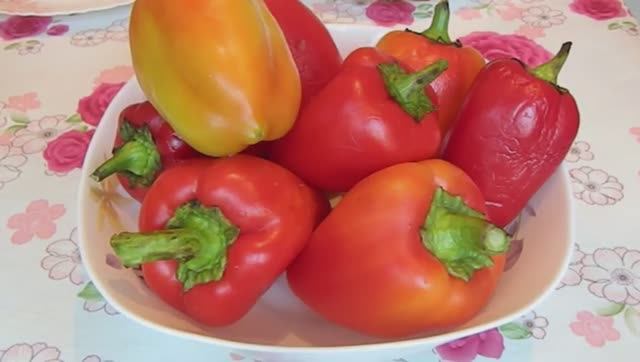 Перцы болгарские жареные целиком