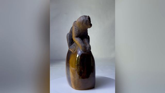 Резьба по камню. Обезьяна из тигрового глаза