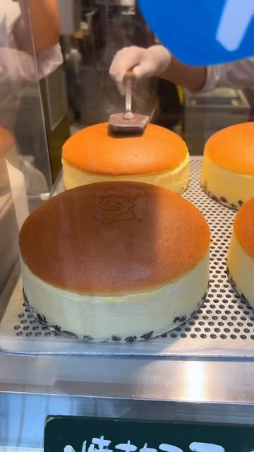 EvINxpku1ok - 大阪土産の定番！レーズンが入ったふわふわチーズケーキ！なんばにある「りくろーおじさんの店」#大阪グルメ #japantravel #japanesefood