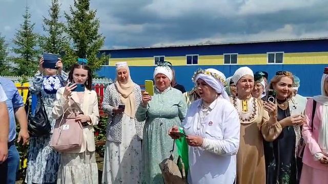 Күчмә утырыш. Ак калфак.