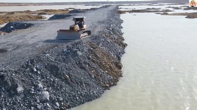 Строительство, дорога на озере, засыпка