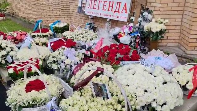 Видео с могилы Юрия Шатунова от Жени
