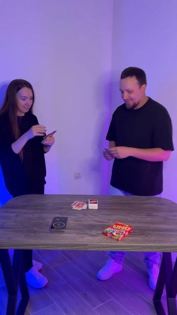 Двое играют в UNO. Игры для двоих. Кто победит Миша или Валя? #игры #настольныеигры #настолка #uno