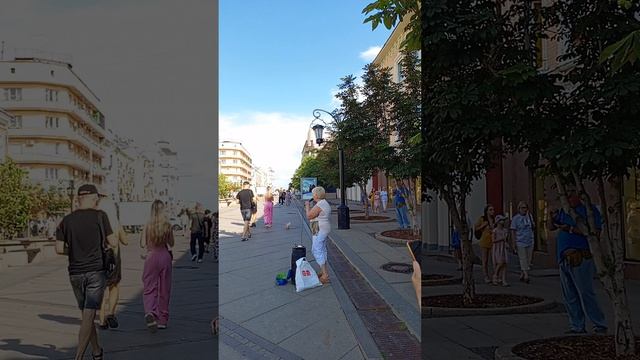 Поет старшее поколение на улице Ленинградской.