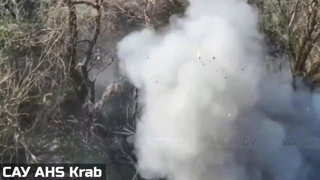 Уничтожение оптоволоконными FPV-дронами украинской 155-мм САУ M109 в районе села Воскресенка.