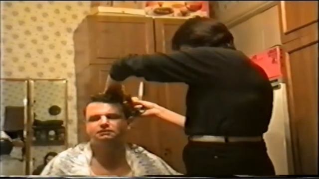 Меня стрижет сестра Света , Алёна , Светуля , тётушка Надежда Михайловна ,мама .
