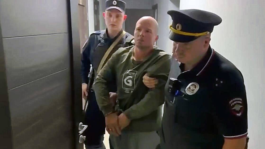 Обвинение предъявлено мужчине, швырнувшему ребенка на пол в Шереметьеве