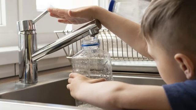 Сенатор предупредил о росте тарифов ЖКХ без счетчиков на воду.