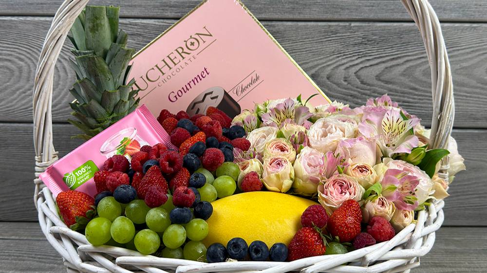 Подарочная корзина с фруктами и цветами «Июньская мечта»