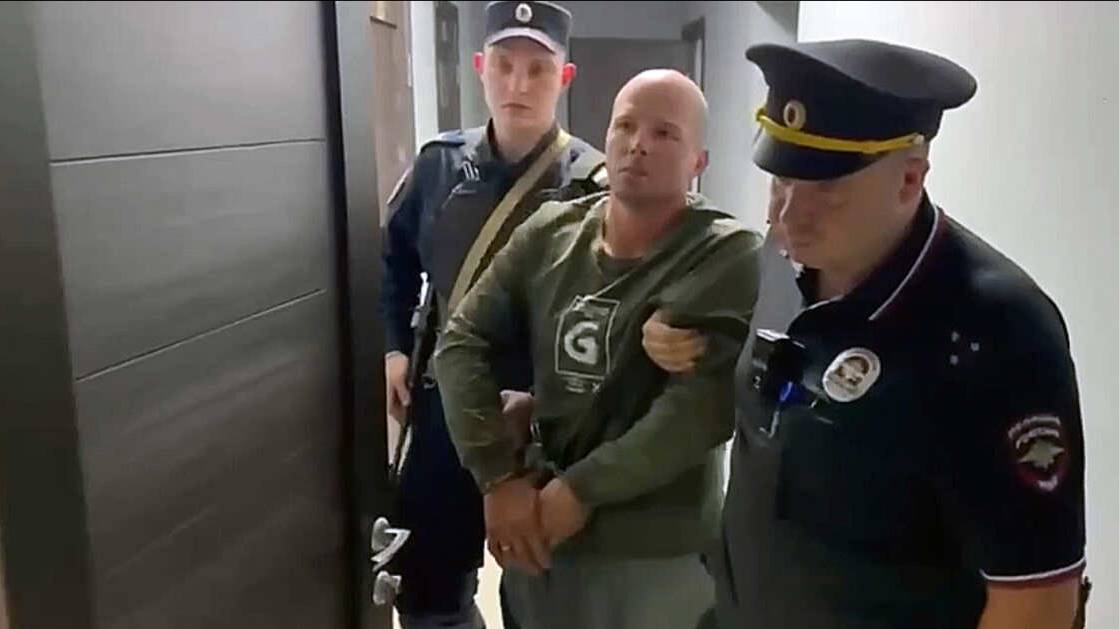 Обвинение предъявлено мужчине, швырнувшему ребенка на пол в Шереметьеве
