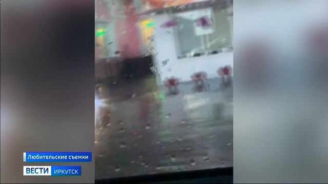 В Тулуне сильный ветер повалил деревья и снес крыши домов