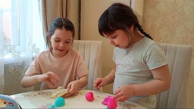 распаковка огромного яйца с игрушкой и сюрпризами.Большое киндер яйцо .классная игрушка