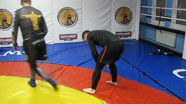 2017 год. Не стоит закрепощаться при контроле противника в захвате за одежду сверху или шею.