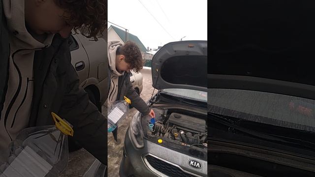 Заливаем 5 литровую омывайку в бачек нового Kia ceed sw, бачек был увеличен на последней версии авто