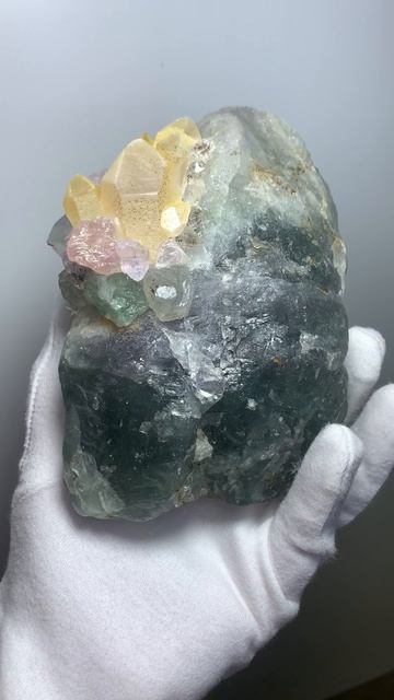 Композиция из камней и кристаллов: Кварц с побежалостью, Кунцит, Херкимерский кварц, Флюорит