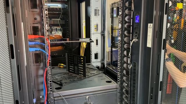 Обзор горизонтального лотока для установки между профилями шкафа LAN-DC