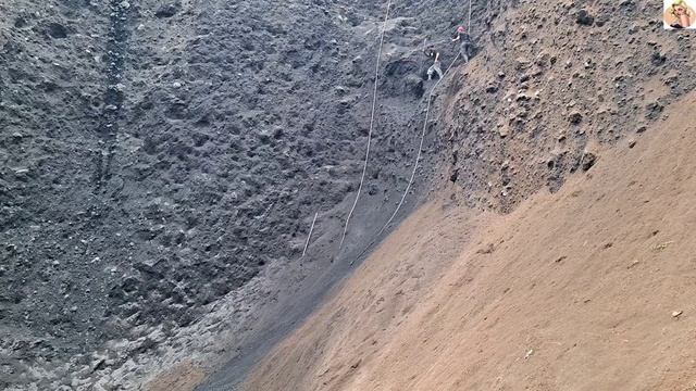 Строительство, шахтёры сбивают песок со стен карьера