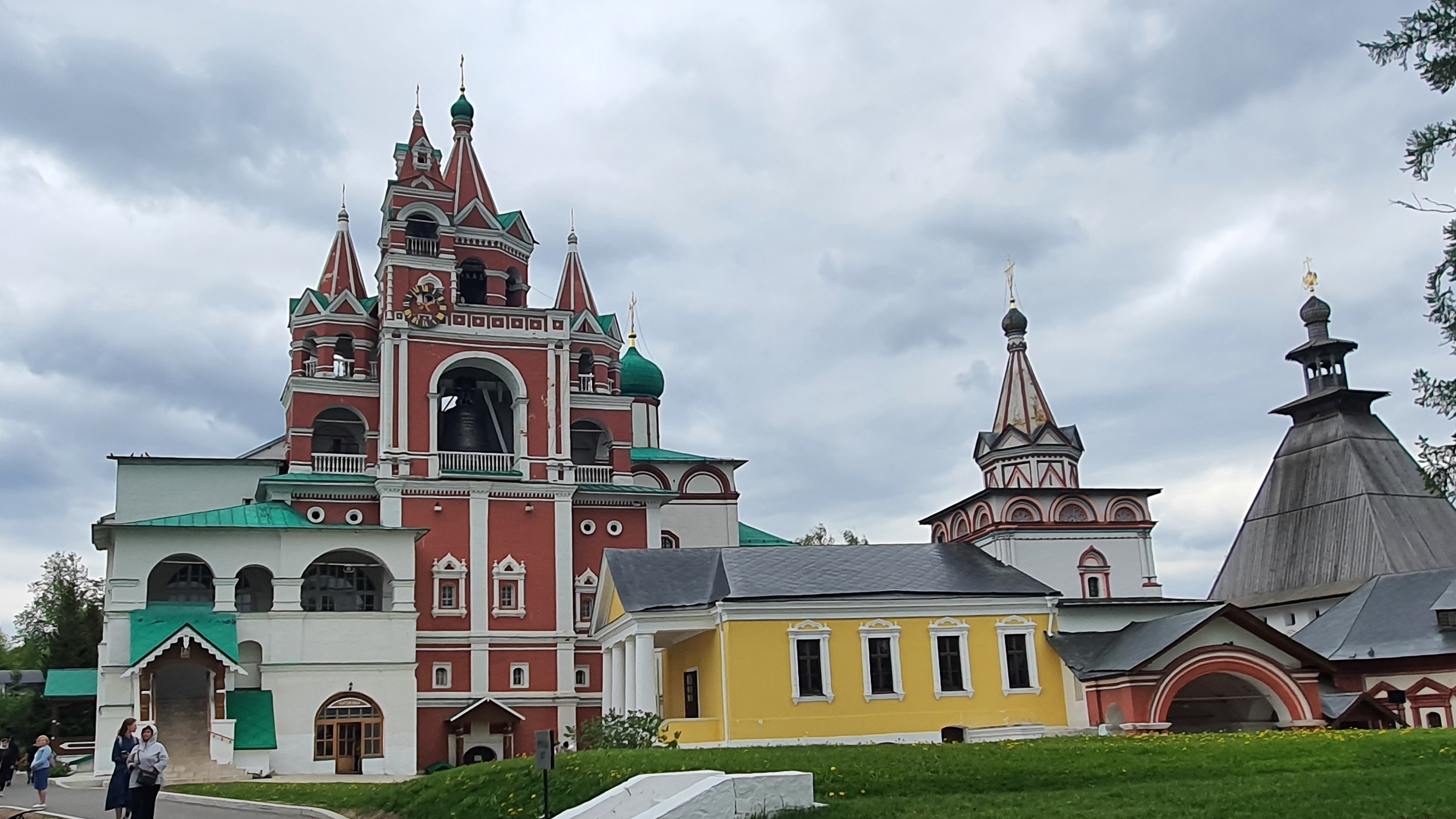 Саввино-Сторожевский монастырь был основан в 1398 году Саввой Сторожевским.