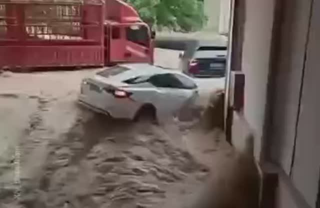 ‼️🇨🇳🌊 Масштабное наводнение в Китае: более 80 тысяч эвакуированных в провинции Гуйчжоу, — Reuters