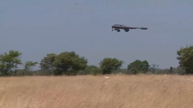 Кадры возвращения стратегических бомбардировщиков Northrop Grumman B-2A Spirit на авиабазу Уайтмен в