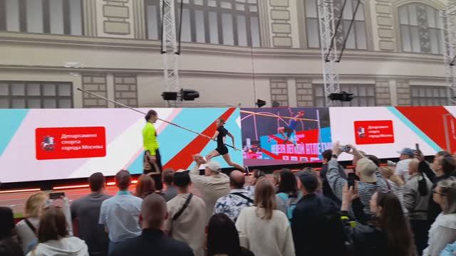Прыжки с шестом на Никольской улице