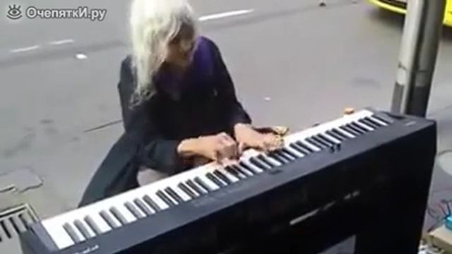 Пожилая пианистка