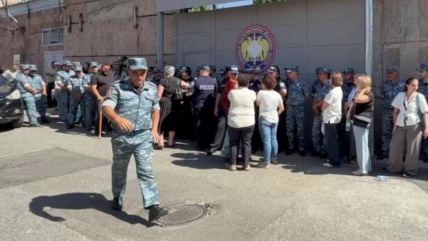 «Фальшивые дела»: в Армении задержали лидера оппозиционной партии «Священная борьба» Галстаняна