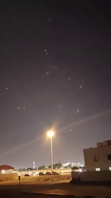 Полет зенитных ракет и перехваты в небе над Катаром