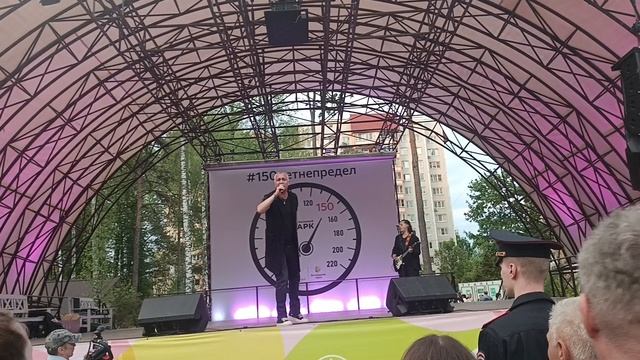 Илья Зудин, группа "Динамит".
 Куда уж лучше.....